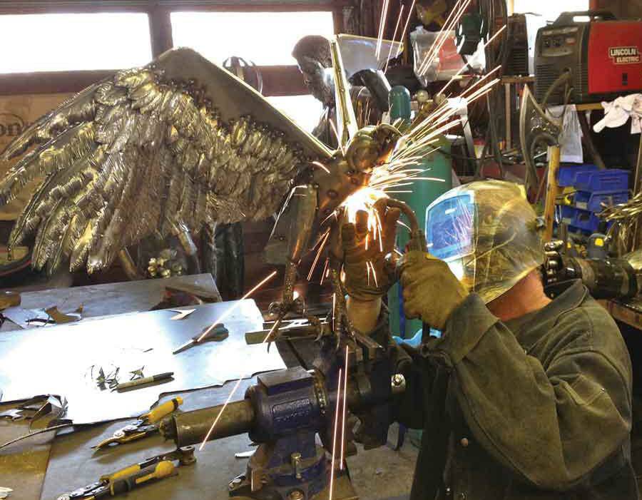 全球钣金新闻-金属制造狂：焊工制作动物的金属钣金-福州纬轩地产评估与咨询有限公司